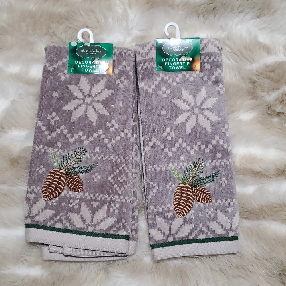 2 new Holiday fingertip towels